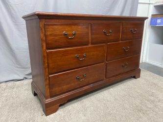 LEXINGTON Mahogany Finish Colonial Revival 7-Drawer Low Dresser