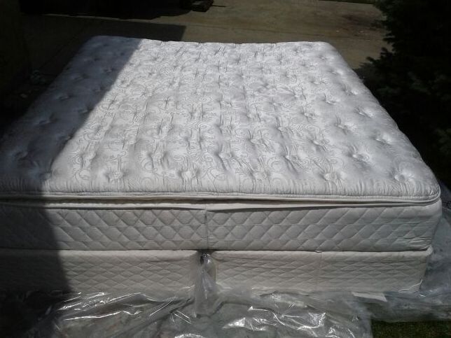 Beautiful King size Denver Mattress Company "Monarch Supreme Lx" bed set . Pillow top in Perfect condition