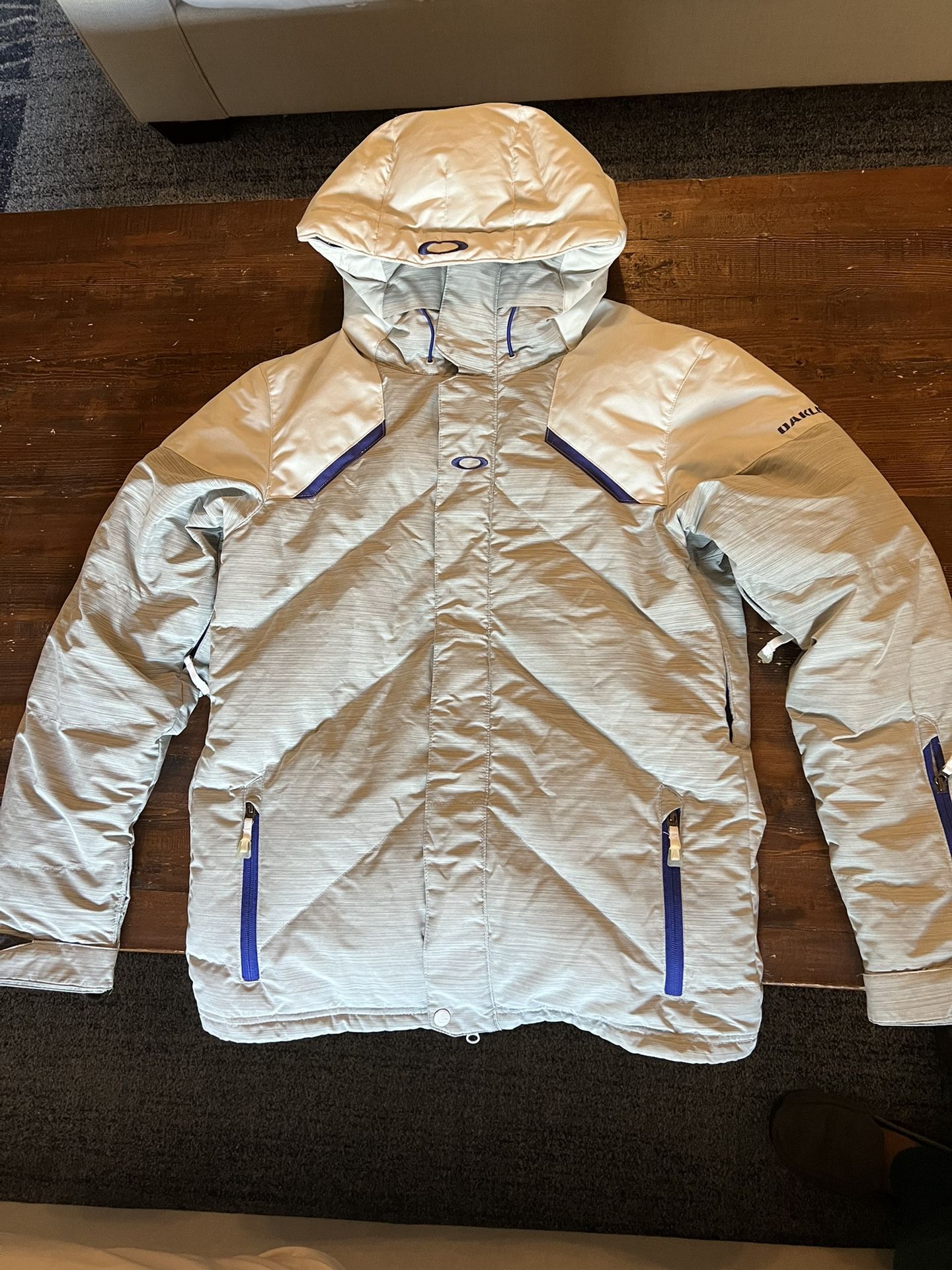 Oakley Men’s Down Snowboard Jacket – Size S – Ventilated – Built In Inner Gloves – Excellent Condition