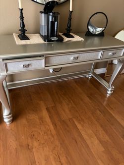 Table / Desk