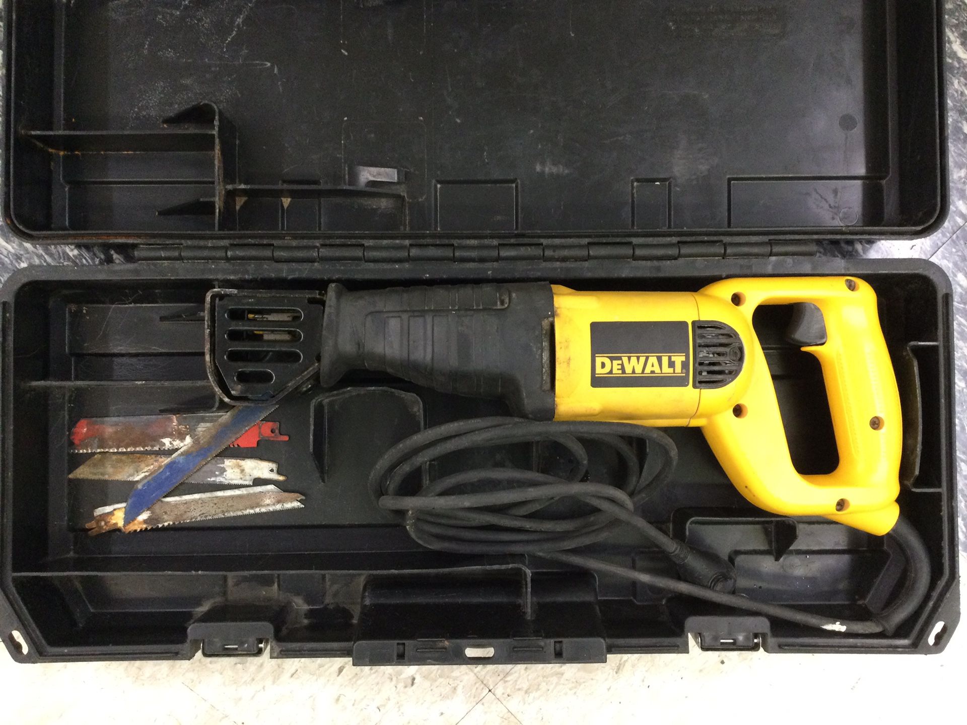 Dewalt Heavy Duty Reciprocating Saw / Sawzall + Case + Blades