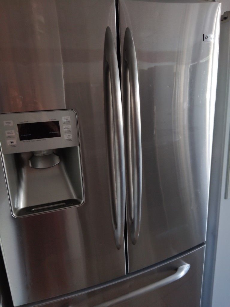 G.E. REFRIGERATOR EVERYTHING GOOD
