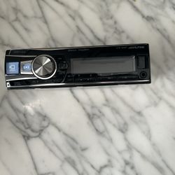 Alpine Head Unit (UTE-62BT)