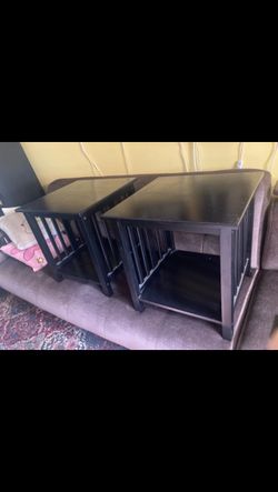 Like new set of 2 wooden side tables