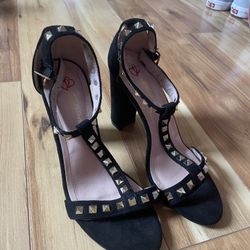 Women’s Black And Gold Heels Size 8