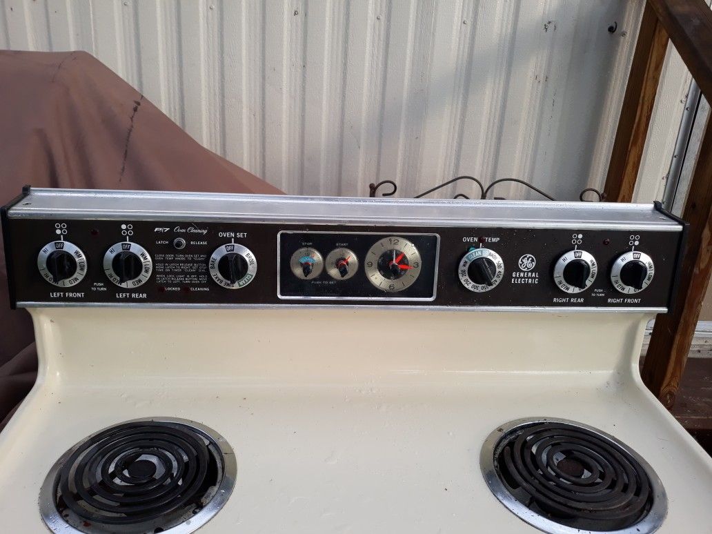 Reduced. Electric stove GE P7 self cleaning for Sale in Boynton Beach