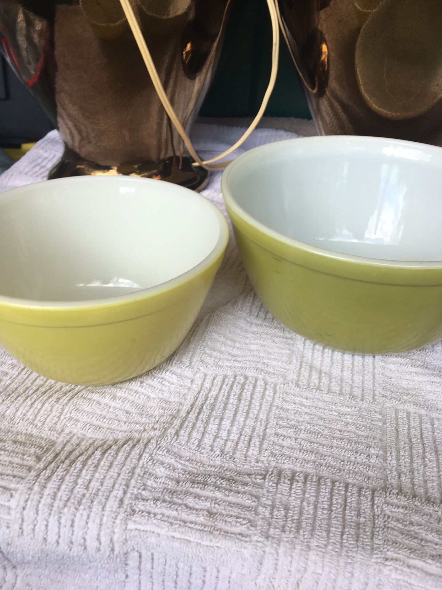 2 Vintage Pyrex nesting bowls mixing