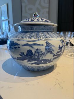 Vintage blue & white Chinoiserie jar