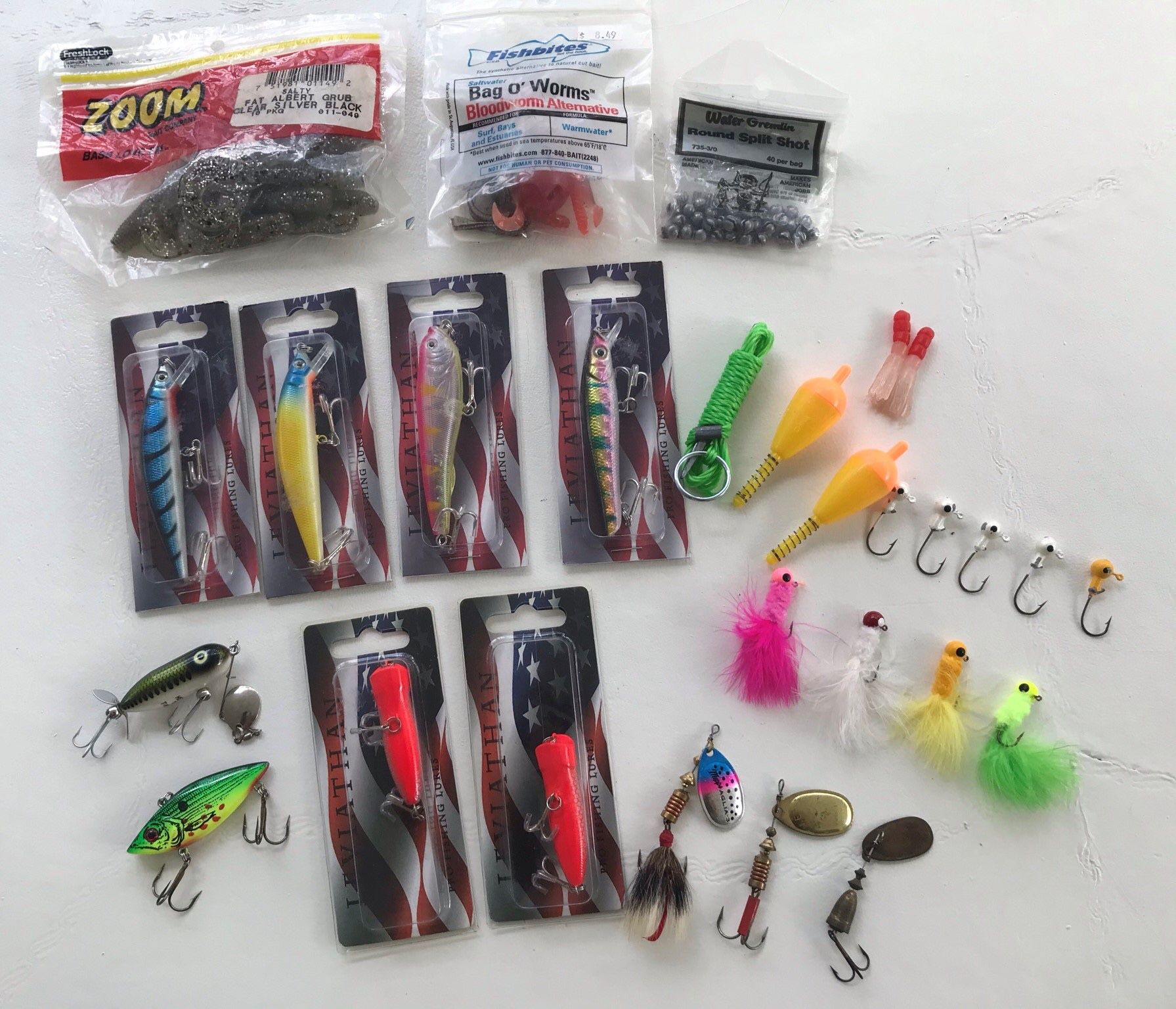 28 Pieces Fishing Lures, Hooks, Worms...