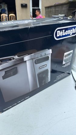 DeLonghi electric deep fryer brand new