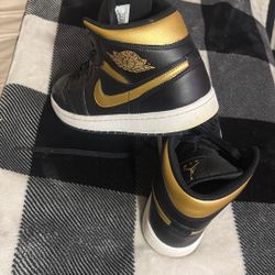 Air Jordan 1 Mid “Black Matalic Gold”