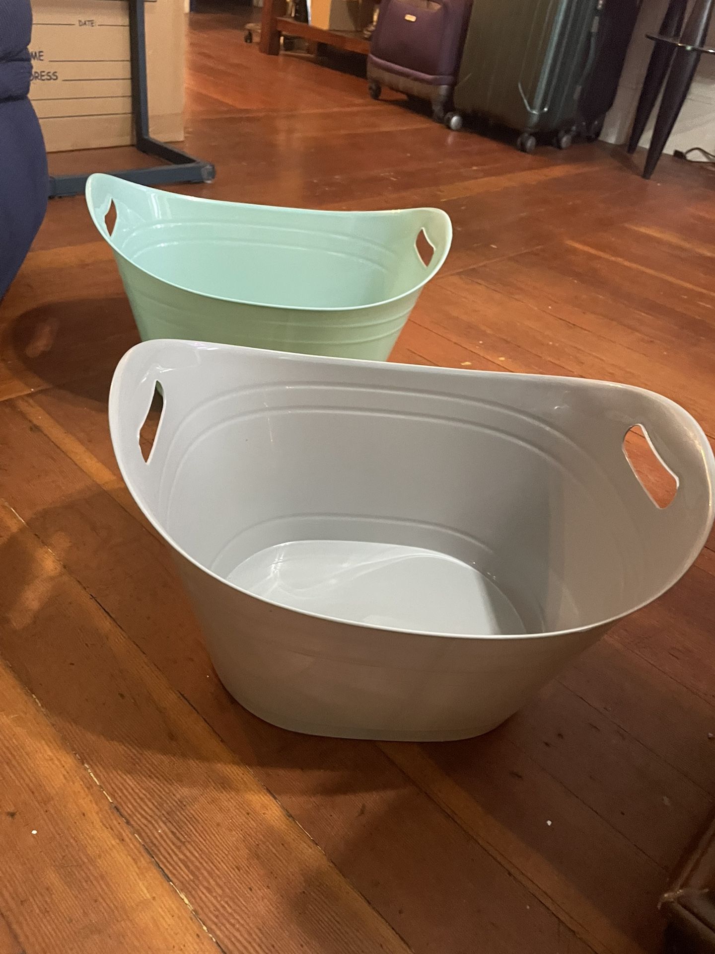 2 pcs Bucket Seau (new) 1 grey and 1 lite green