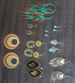 Lot of Native/Southwestern earings.