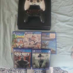 Ps4 With 2 Controllers An 5 Games