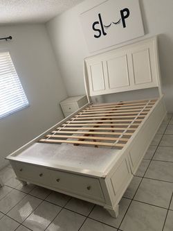 Cama Queen con cajones