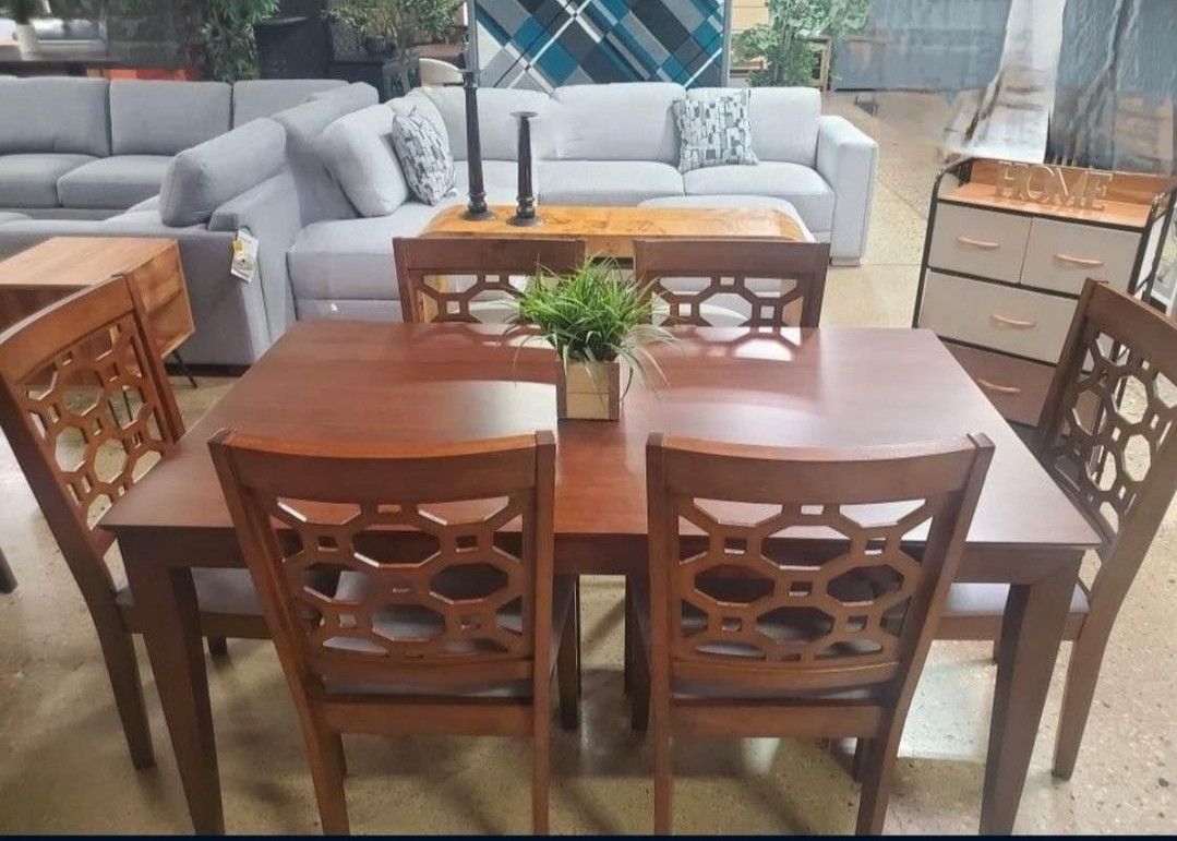 Beautiful 7 Pc Brown Dining Set With 6 Fafric Chairs (New)
