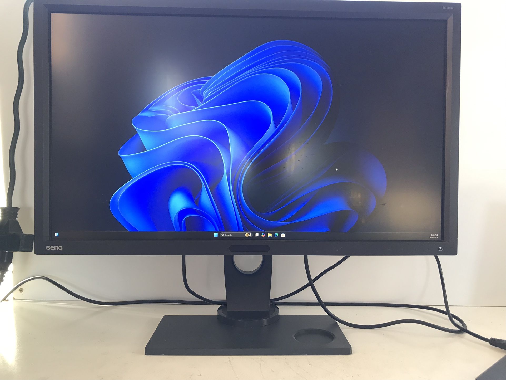 **BenQ BL2711U 27" LED UHD 60Hz IPS 4K Monitor (3840x2160) *Used, test it. in working conditions. **Price $75