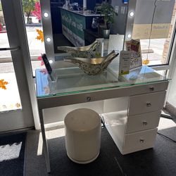 Perfect Vanity Set! W/stool $599 📲🤍🔥