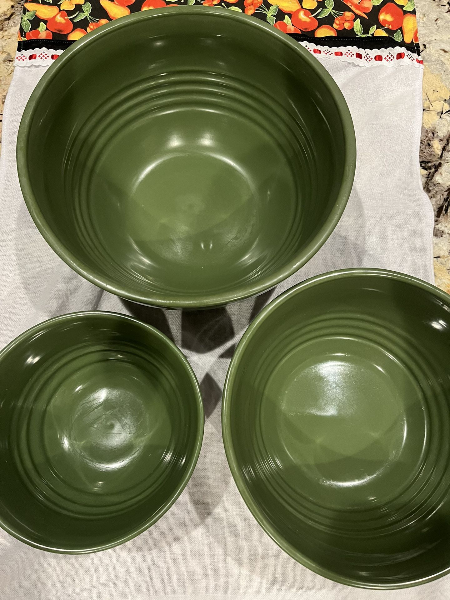 Set of 3 Home Trends Green Soup/ stew Bowls With Raised Rings The sizes are 11,9,7 inch In excellent condition