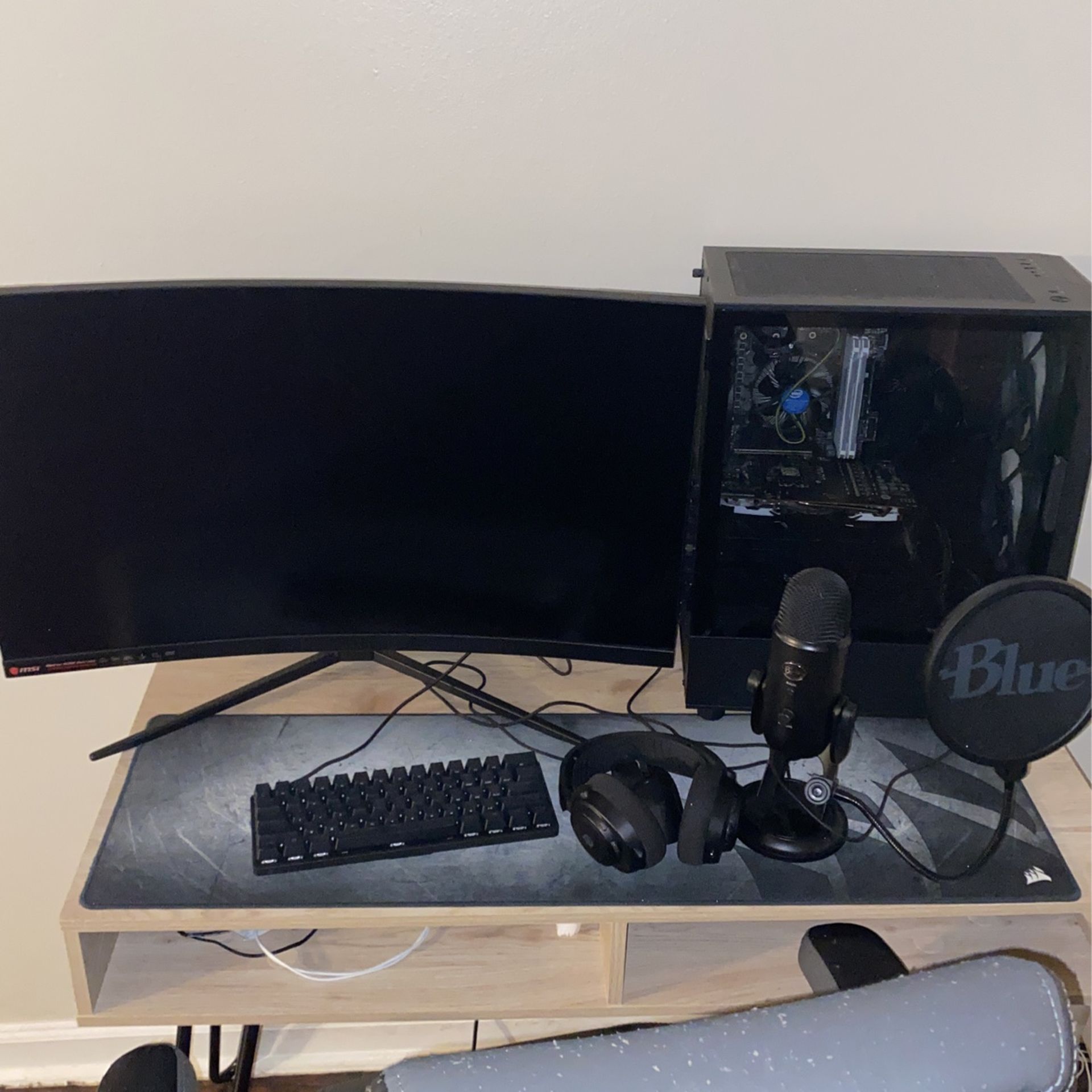 Custom Gaming Pc And Full Set Up 