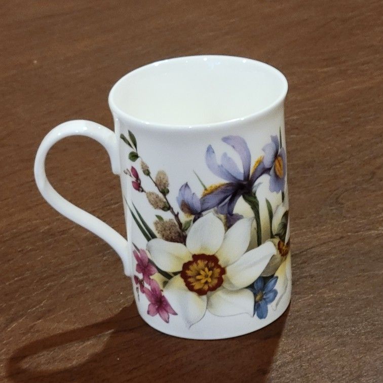 Crown Trent Fine Bone China Mug Cup Floral Daffodil 10 oz Mug 
Staffordshire England. Vintage. Pre-owned,