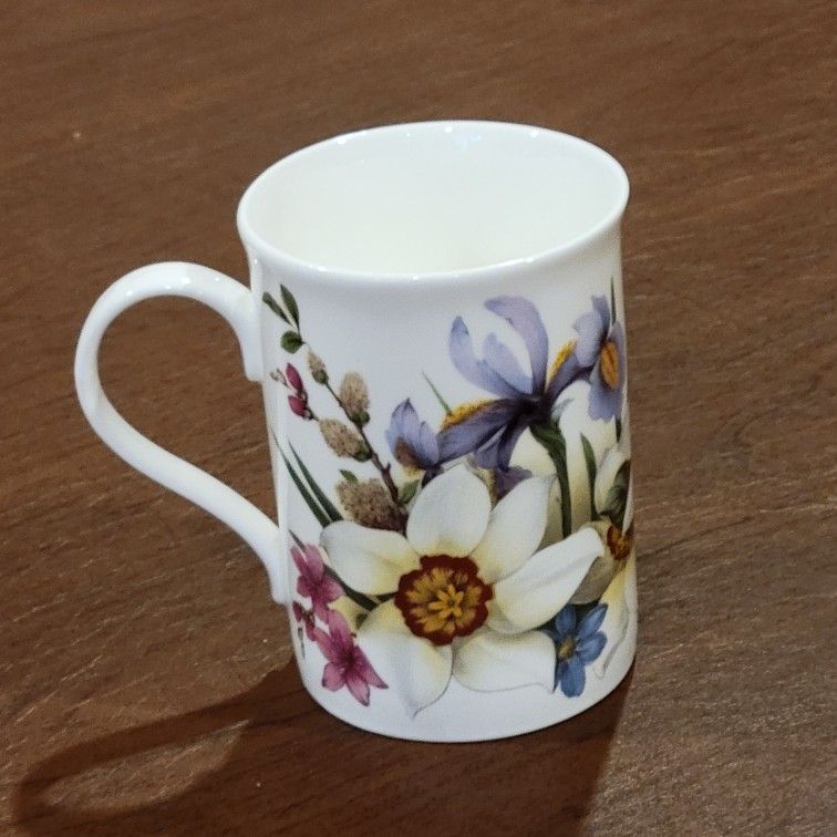 Crown Trent Fine Bone China Mug Cup Floral Daffodil 10 oz Mug
Staffordshire England. Vintage. Pre-owned,