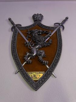 Heraldic Wall Decor Set – Crown & Lion Shield (3 pieces)
