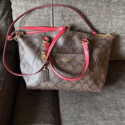 Coach With wallet.Strap .Awesome need to see to appreciate