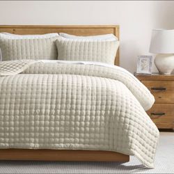 WDCOZY Cloud Soft Quilt Set in light beige / ivory.