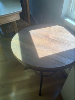 Like new adjustable round table
