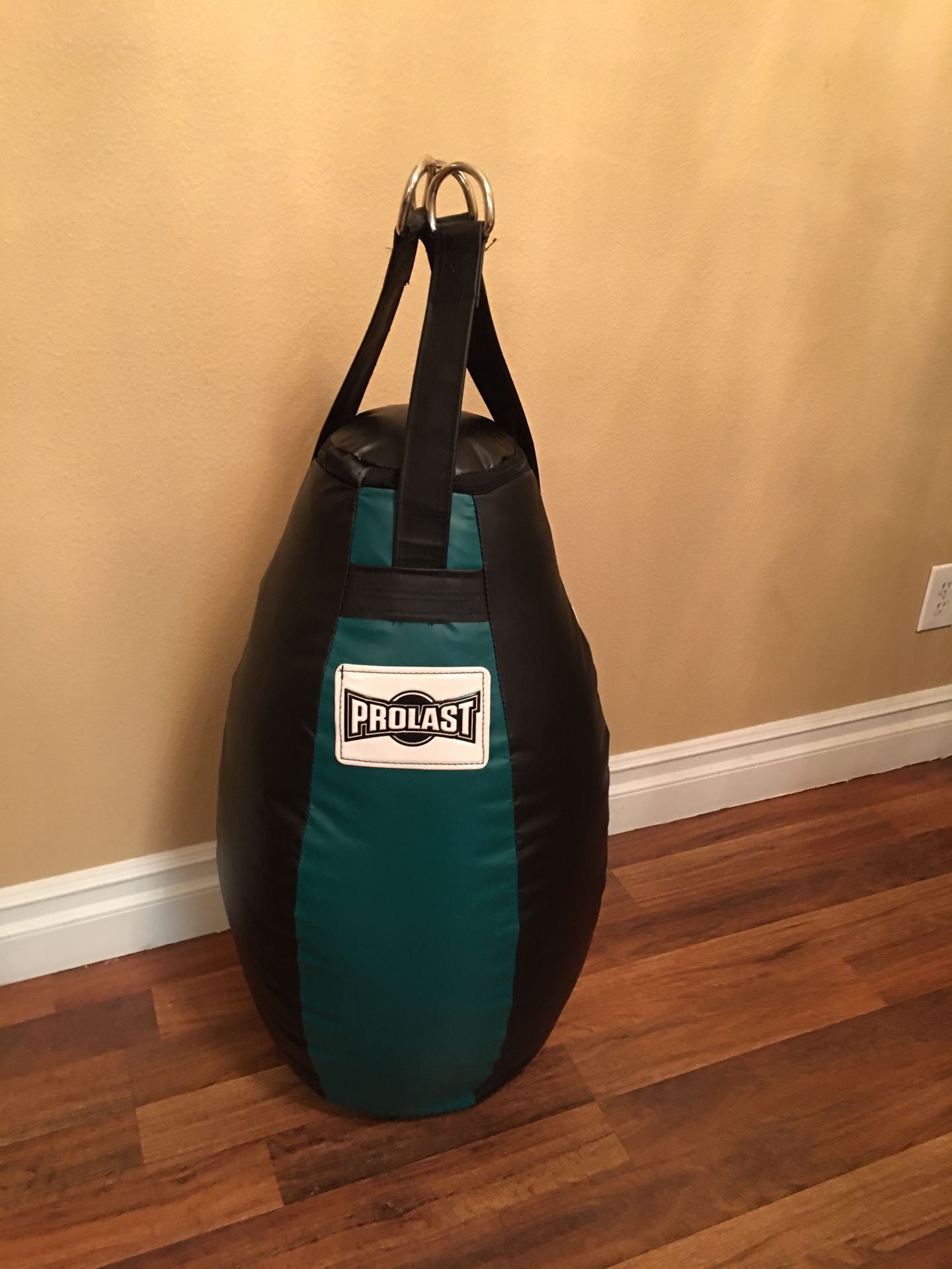 Punching Bag Brand New Tear Drop 70 POUNDS