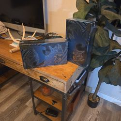 Pokémon Charizard Ultra Premium Collection – BRAND NEW SEALED (2 AVAILABLE)Description:
Selling a brand new, fully sealed Pokémon TCG Charizard Ultra 