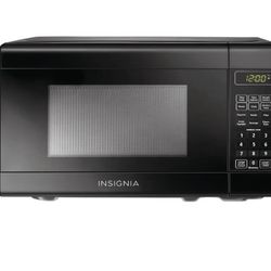 Insignia 0.7 Cu Ft Microwave – 700W, Digital, Compact, Black 