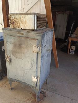 old beer Meister cooler with pour spout on side motor all there could be salvaged and restored all complete