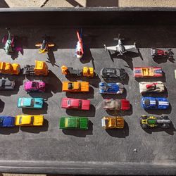 29pc Car Lot With 5 Airplanes 