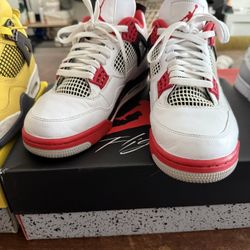 Air Jordan 4, “Fire Red” Jordan 4 “lightnings” Nike Dunks 