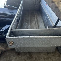 Truck tool box