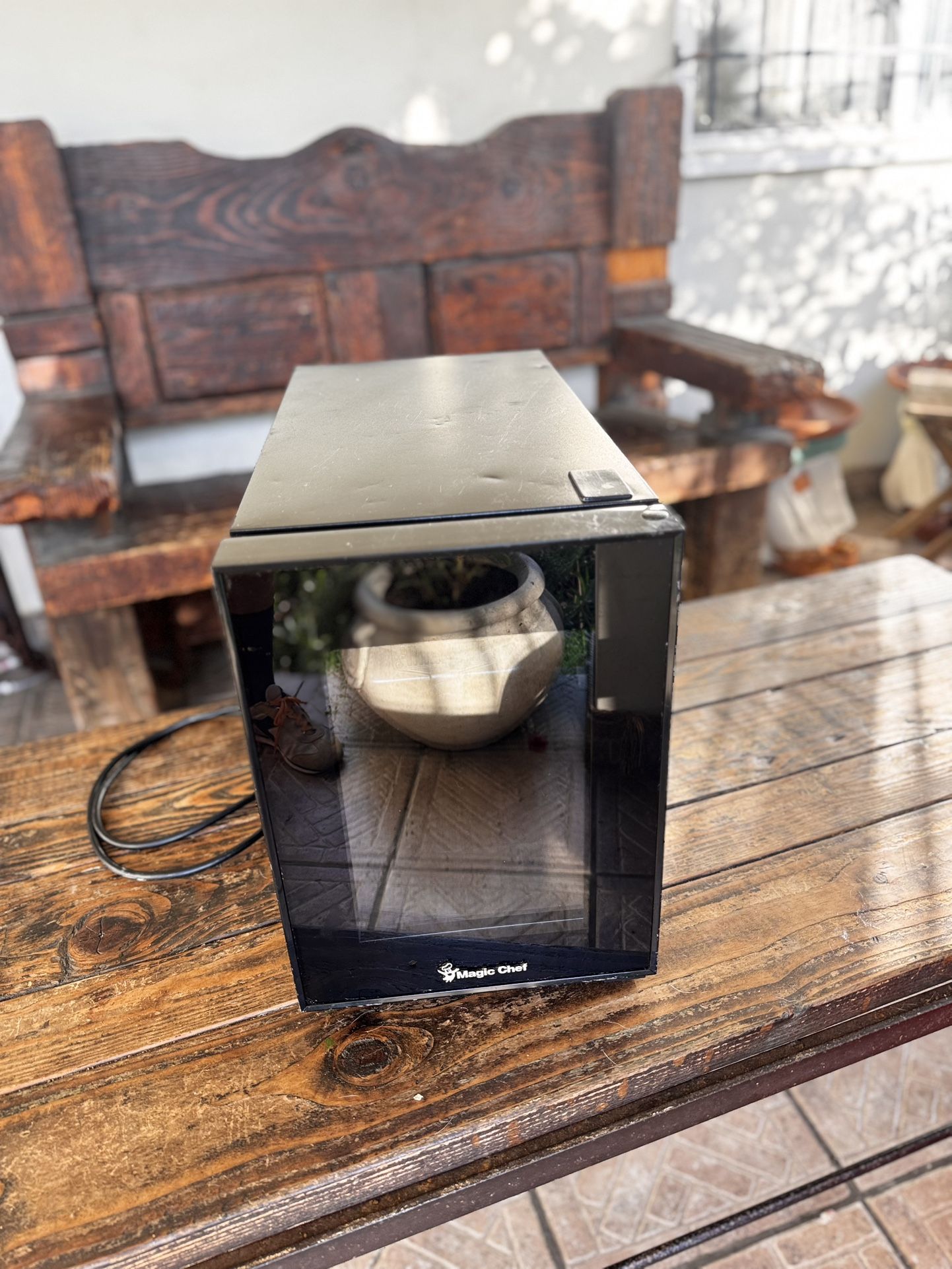 Magic Chef 6-Bottle Thermoelectric Wine Cooler in Black For Sale!!