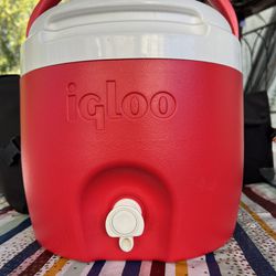 Igloo Cooler With Drinking Spout