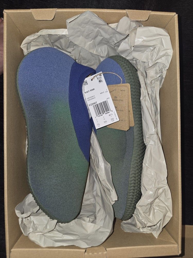 NEW SIZE 7.5M Yeezy Knit Runner Faded Azure