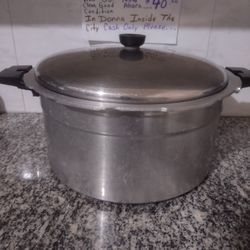 big Pot Clean 12 QT Brand ( Mirro) Was $50. Now Selling It For $40. 