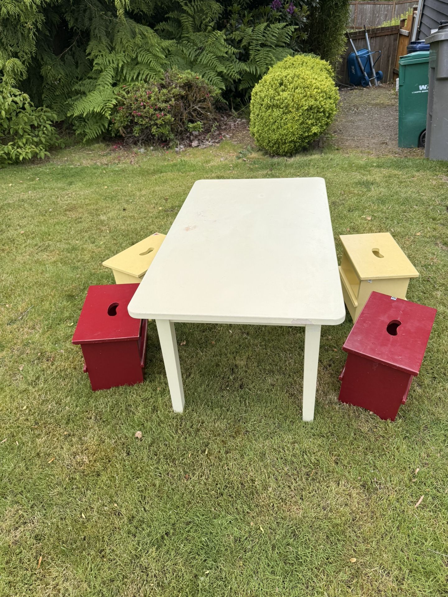 Land of nod, kids table in chairs