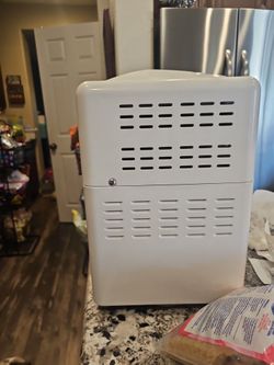 white Betty Crocker Bake-It-Easy automatic bread maker