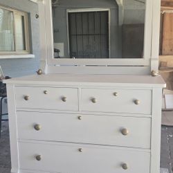 4 Drawer Dresser With Mirror Refurbished
