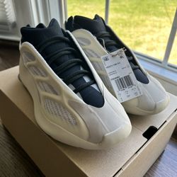 Yeezy 700 V3 Azael 2023 Size 8