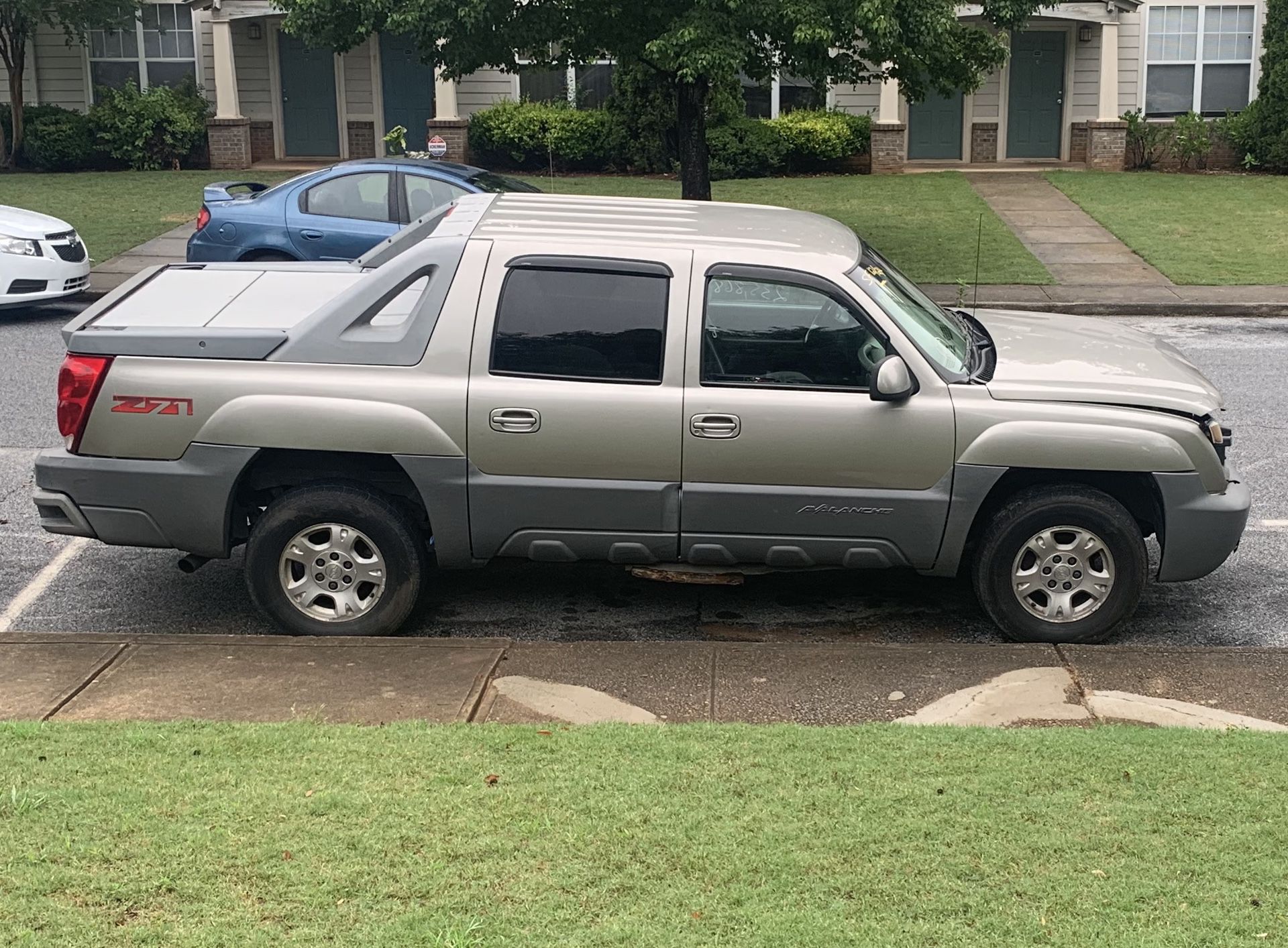 2002 Chevy Avalanche (Parting Out)