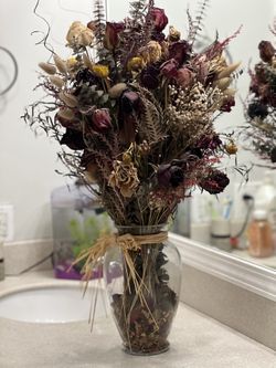 Dry flower arrangement