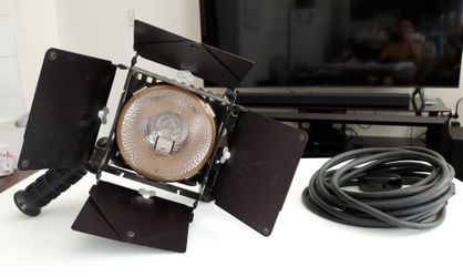 Lowel Omni Light with Barndoor & Power Cord

