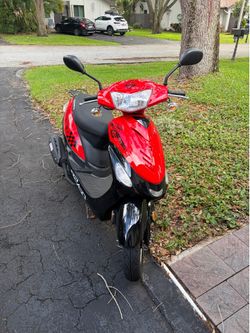 Ascend R2 50cc scooter (less than 300 miles)