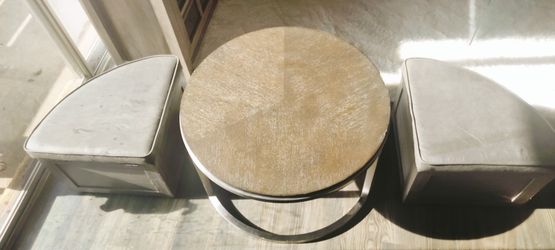 Mesa Casual Con Dos Bancos De Almacén